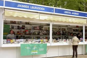 La librería Jakinbide en la feria del Día del Libro, en Bilbao